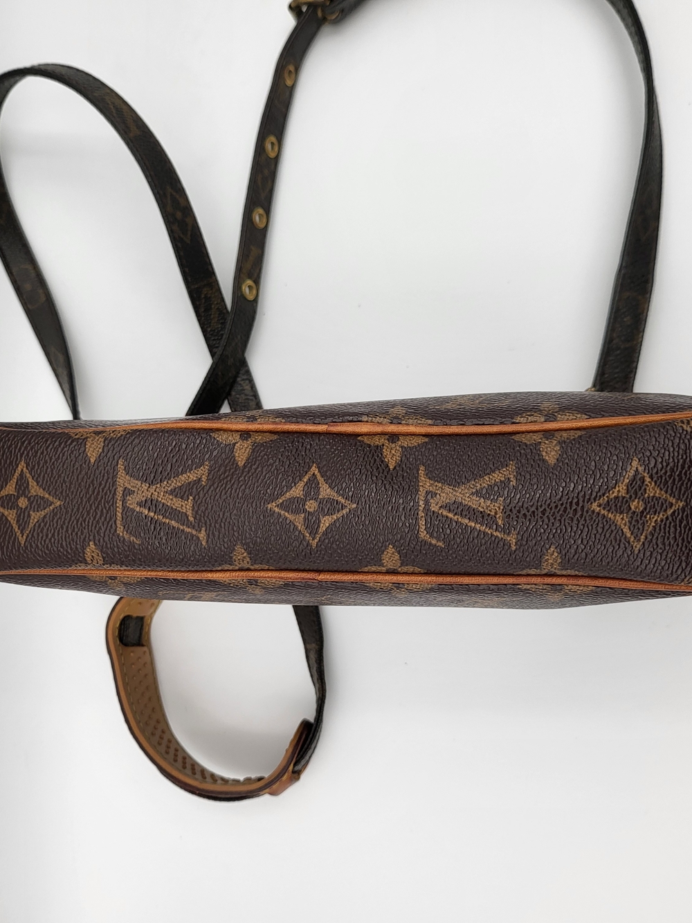 LOUIS VUITTON
Monogram Pochette Marly Bandouliere Crossbody..Authentic. - Picture 5 of 16